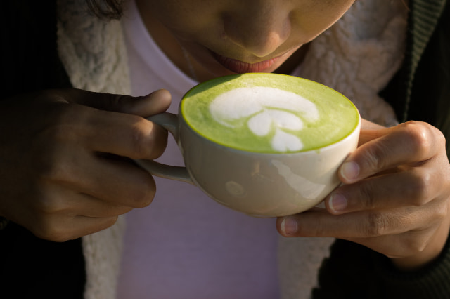 お茶を飲む人