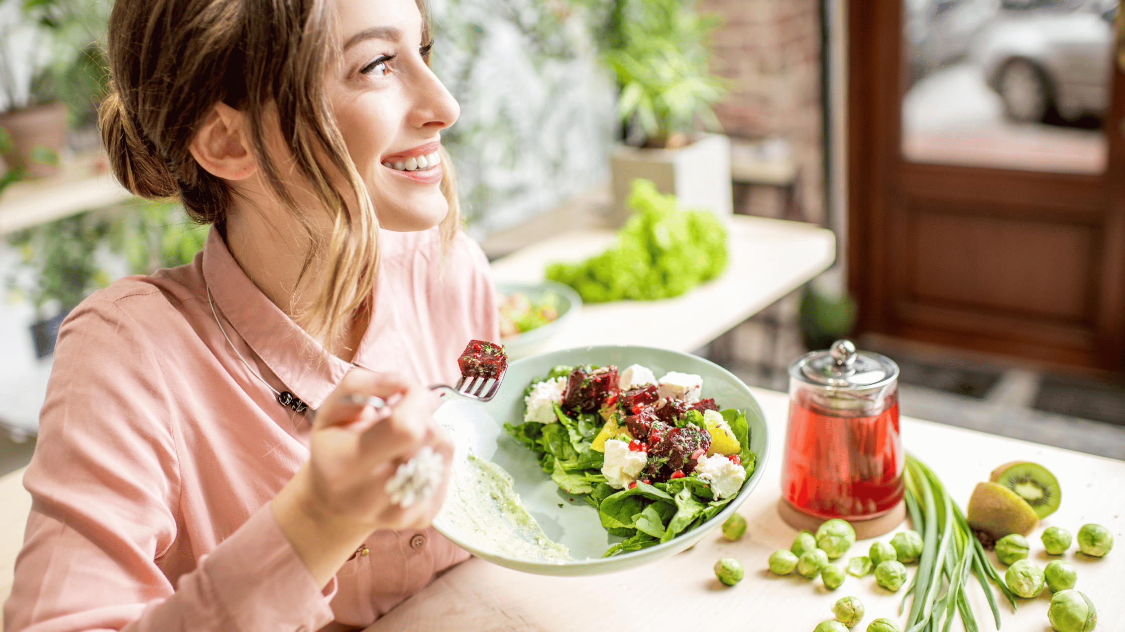 野菜を食べている女性